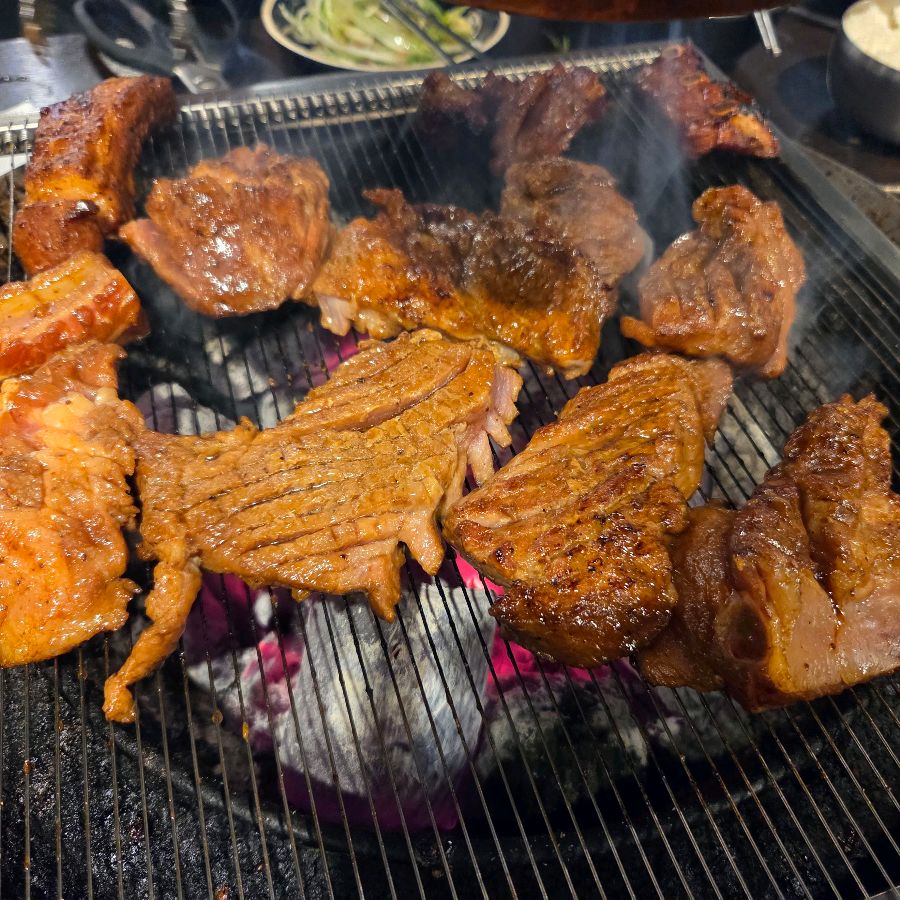 노릇하게 구워진 돼지갈비