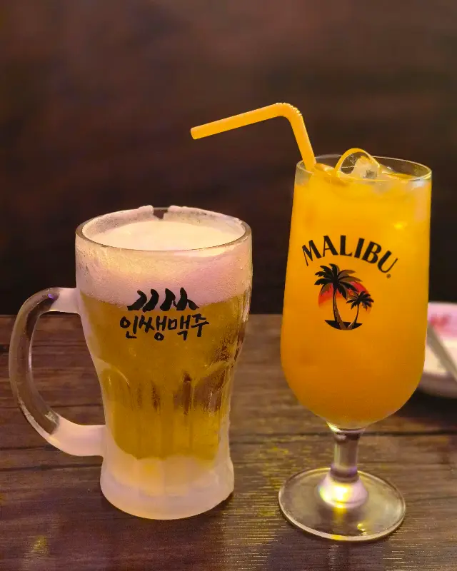 살얼음 맥주와 오렌지 말리부 하이볼
