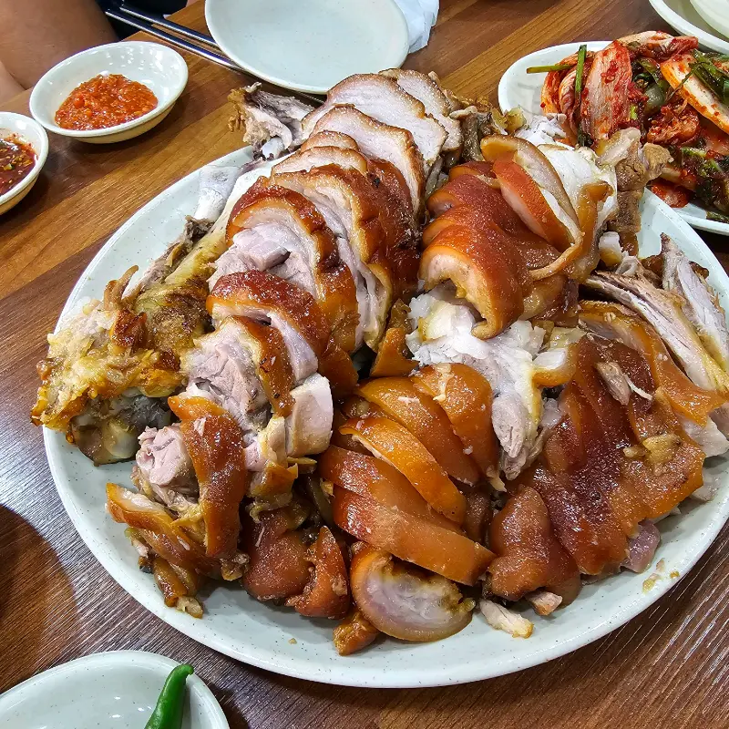 푸짐하게 차려진 족발