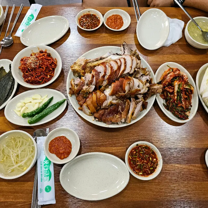 푸짐한 족발 한 상 차림