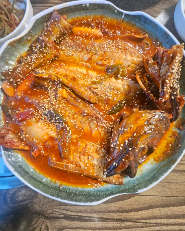 윤기가 자르르 흐르는 명태조림의 자태