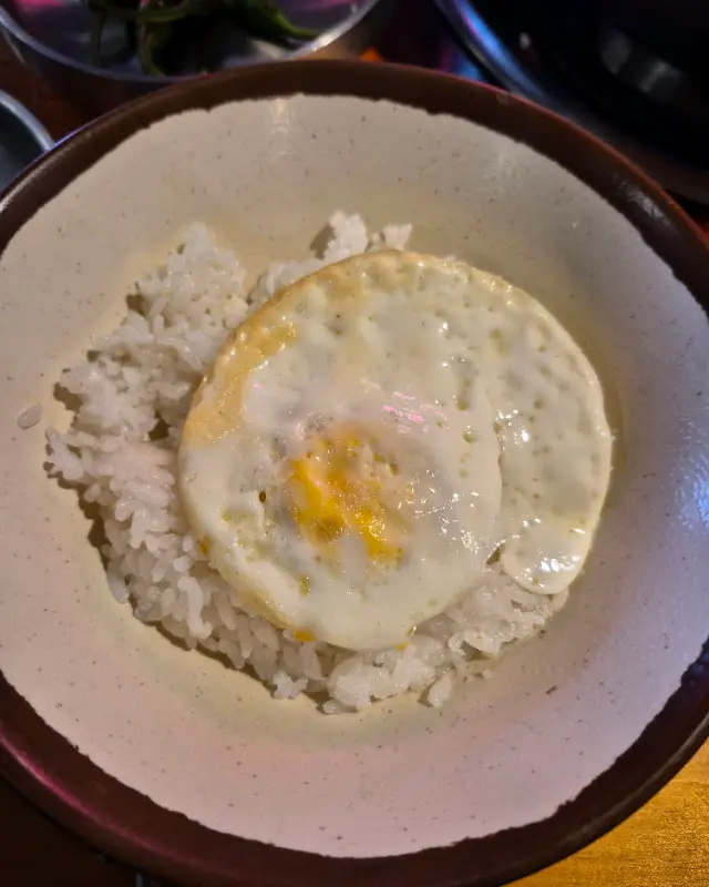 계란후라이가 올라간 밥