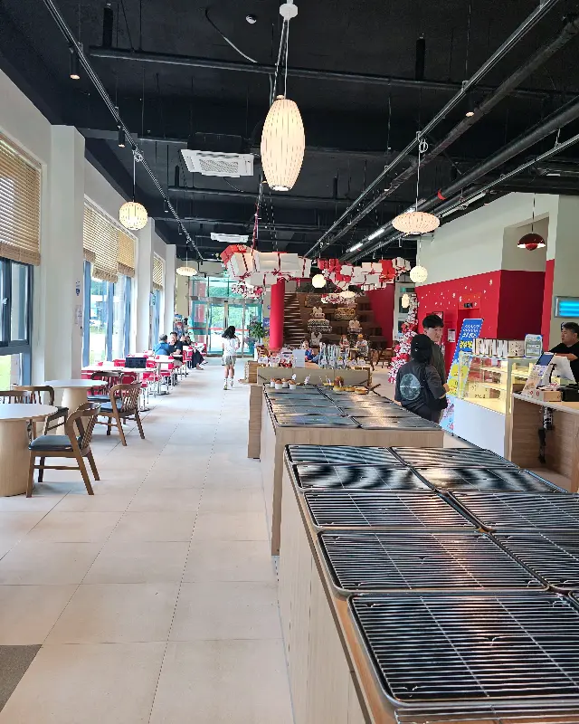 넓고 쾌적한 카페 내부