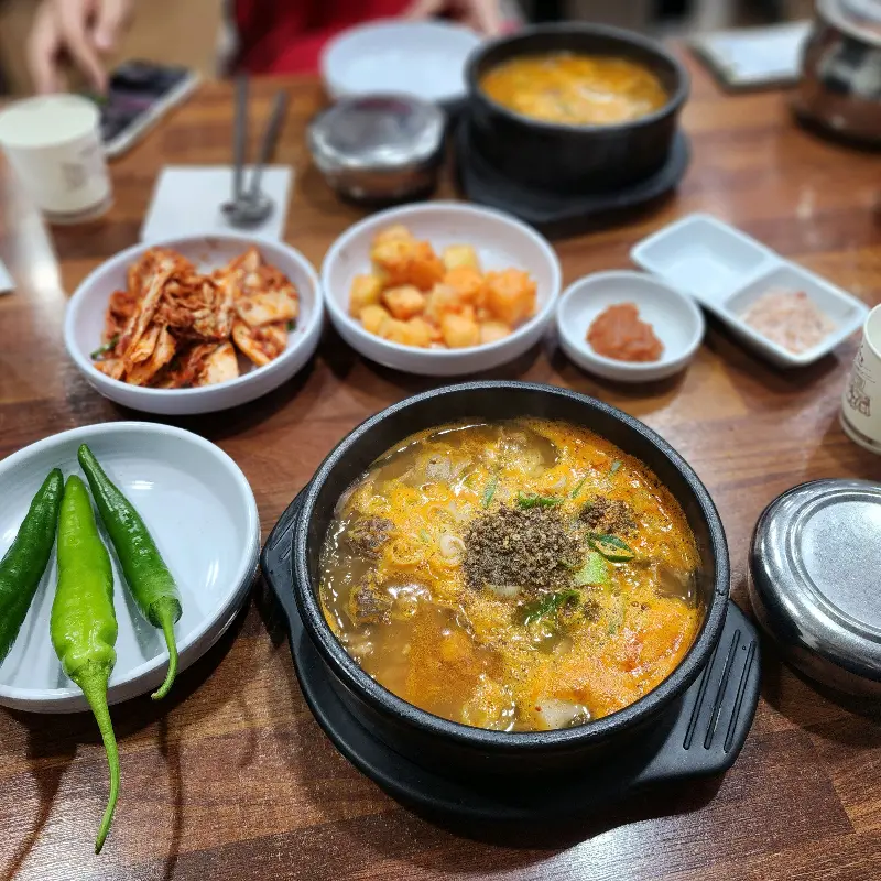 순대국의 건더기를 찍은 사진. 순대, 고기, 내장 등이 푸짐하게 들어있다.