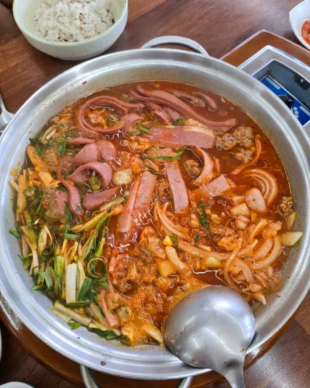 얼큰하고 시원한 국물 맛이 일품인 부대찌개