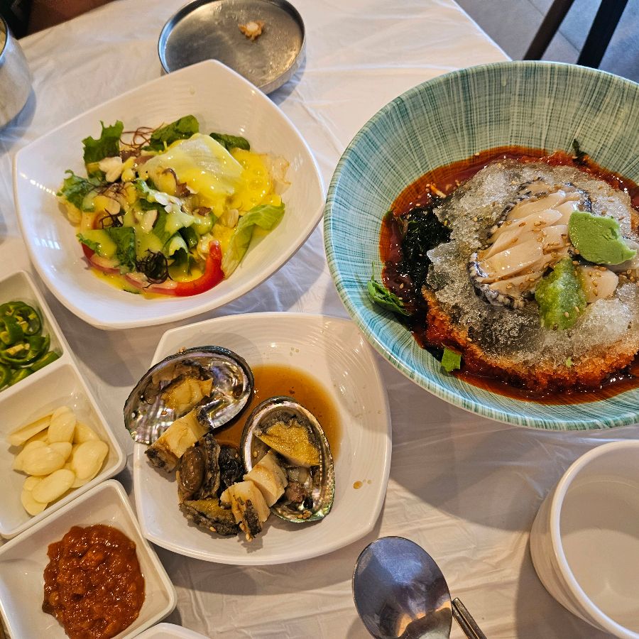 싱싱한 해산물이 가득한 완도 한 상