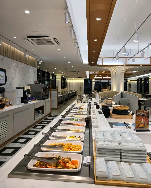 깔끔하고 정돈된 샐러드바 전경