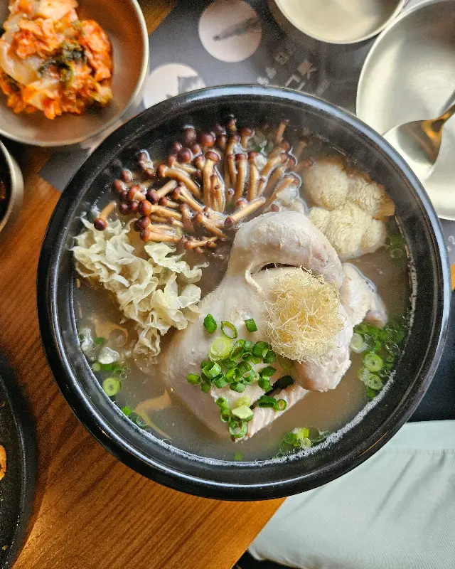 정갈하게 담겨 나온 삼계탕