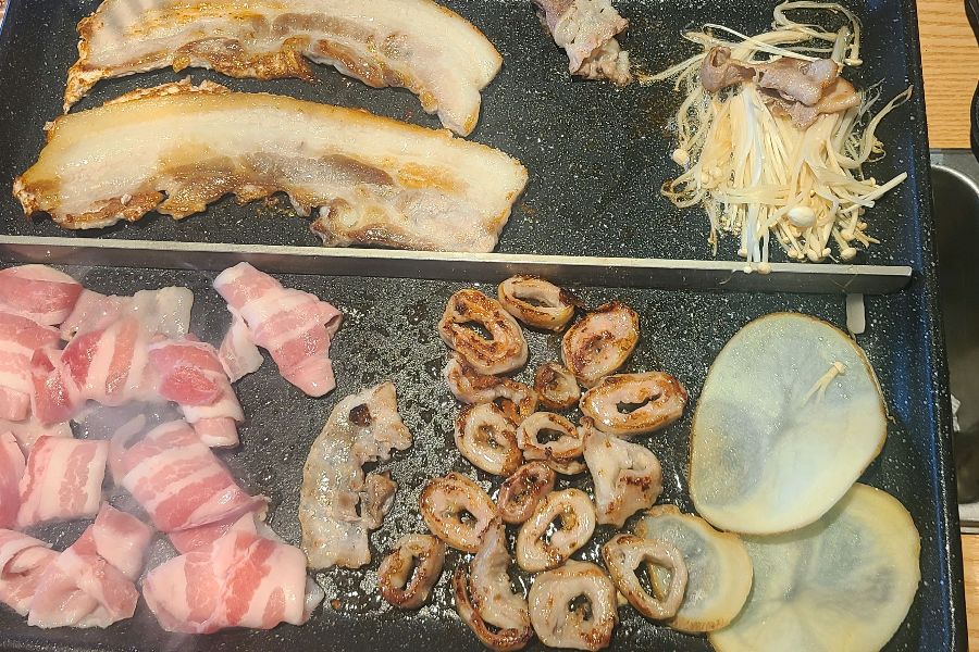 불판 위 고기들