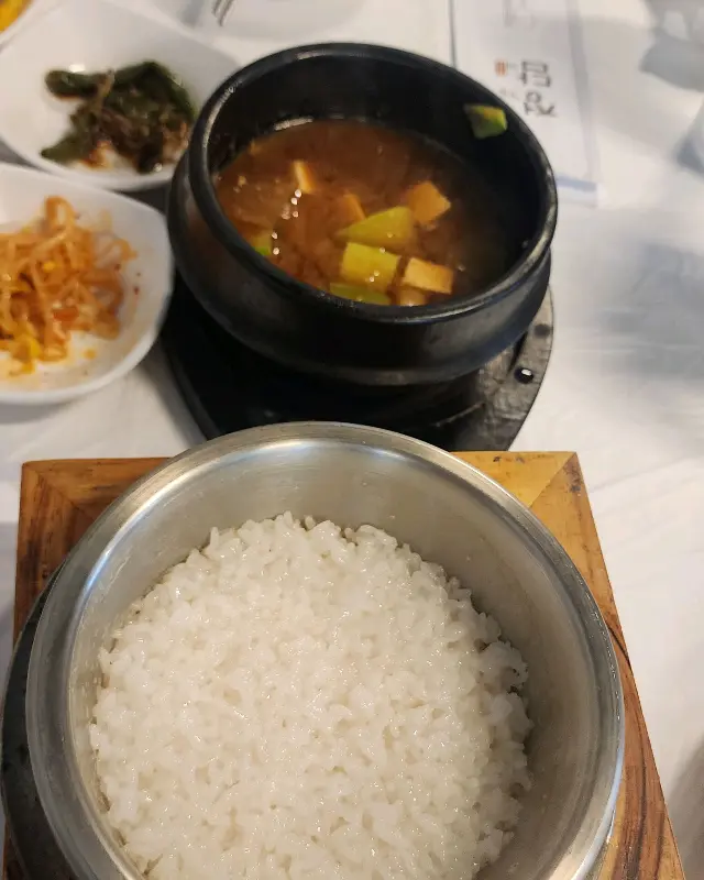 따뜻한 솥밥과 된장찌개