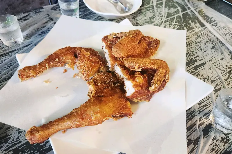 황금빛 비주얼의 옛날통닭