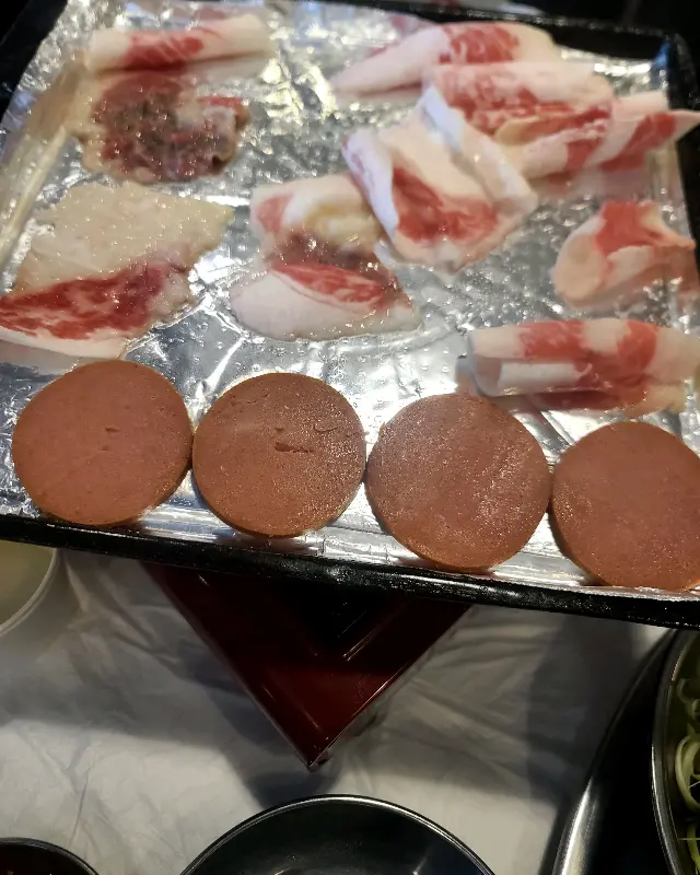 차돌박이와 햄이 함께 구워지는 모습