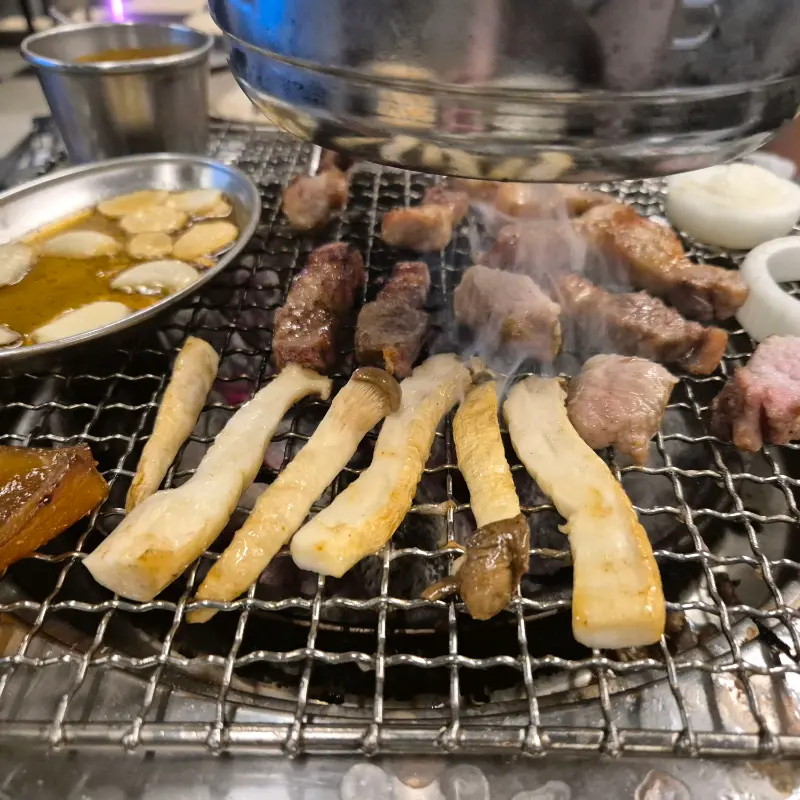 숯불 위에서 구워지는 고기