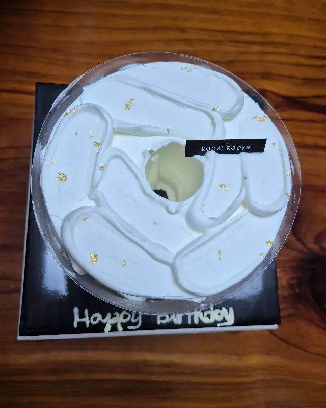 심플하면서도 세련된 디자인의 케이크