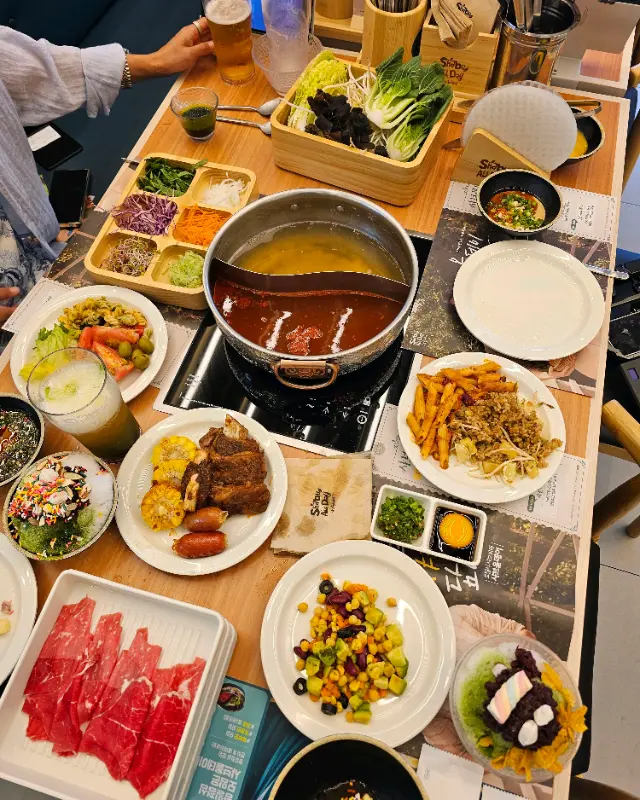 테이블 가득한 음식