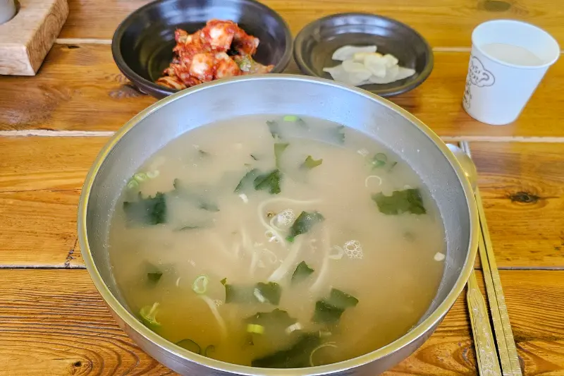 황태칼국수와 김치, 유자 단무지