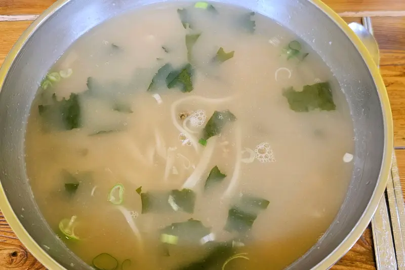 황태와 해산물이 듬뿍 들어간 국물