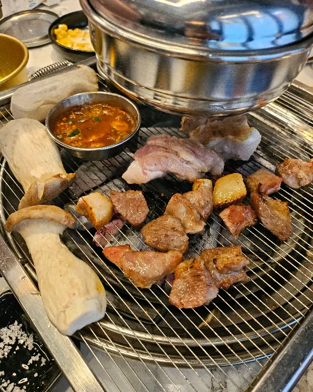 숯불 위에서 익어가는 고기