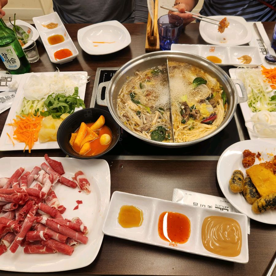 테이블 위에 차려진 샤브샤브 한 상 차림