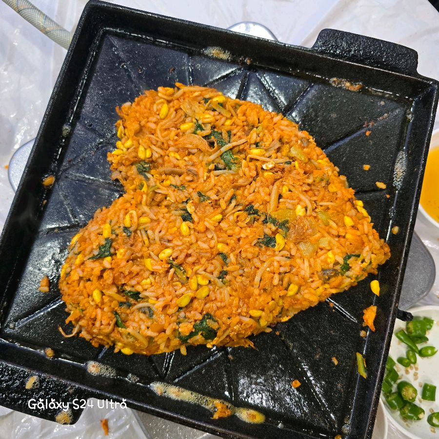 하트 모양으로 만들어진 볶음밥