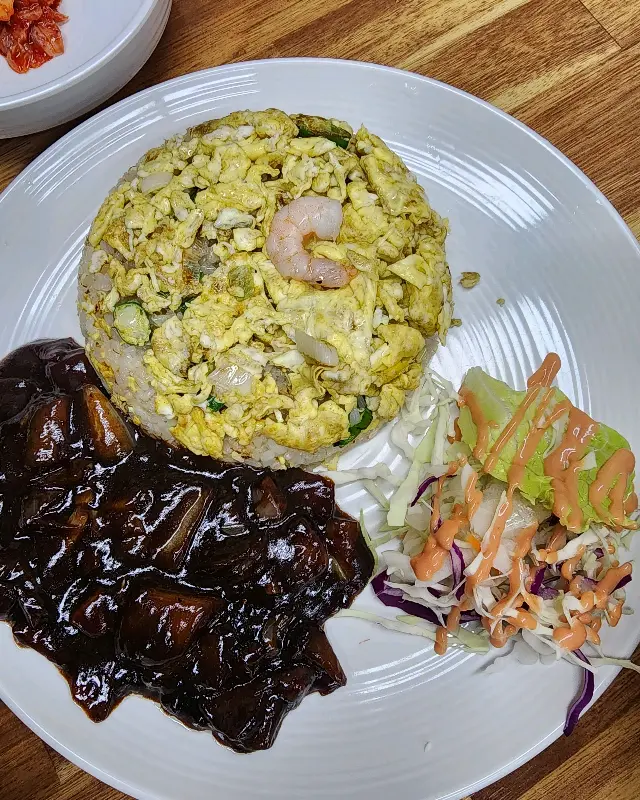 볶음밥과 짜장의 조화