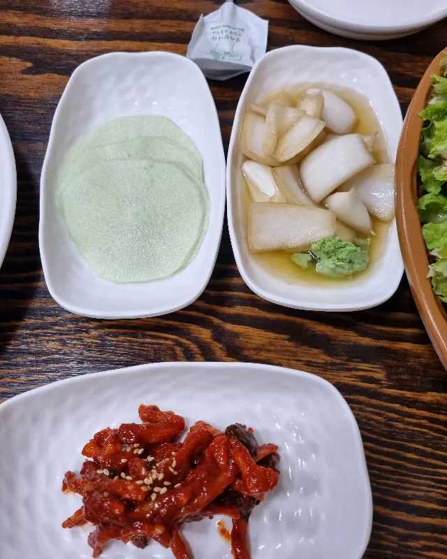 족발과 함께 제공되는 쌈무와 밑반찬