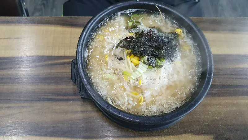 콩나물과 밥알이 보이는 콩나물 국밥