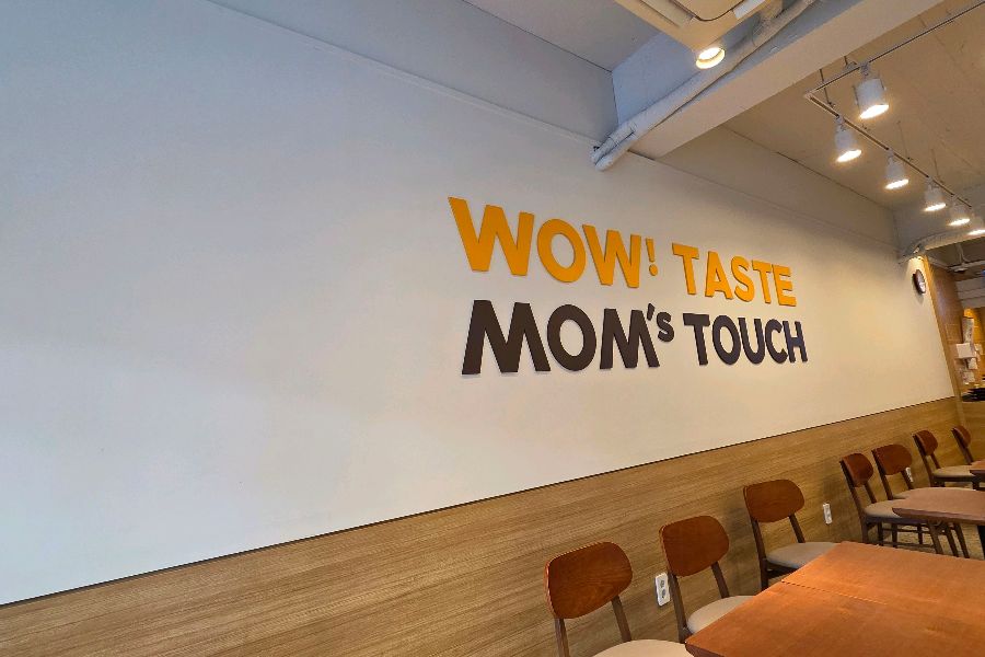 맘스터치 내부 인테리어