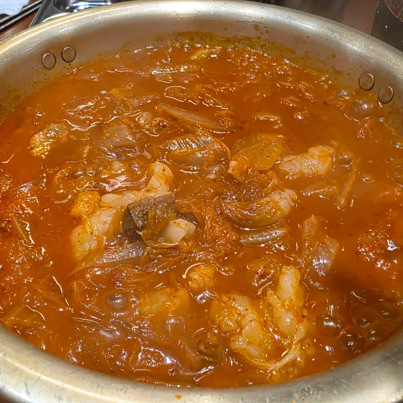 보글보글 끓고 있는 한우 대창 짜글이