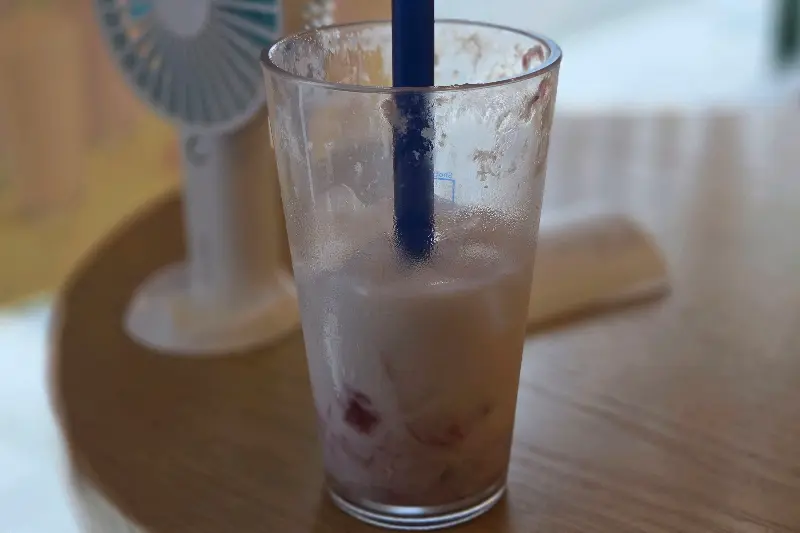 음료를 다 마신 컵