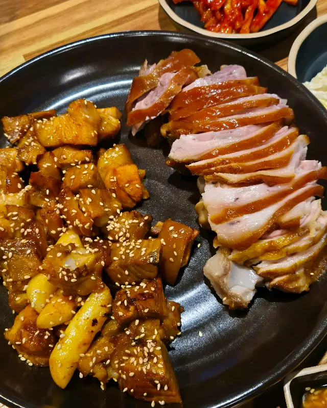 윤기가 흐르는 반반 족발