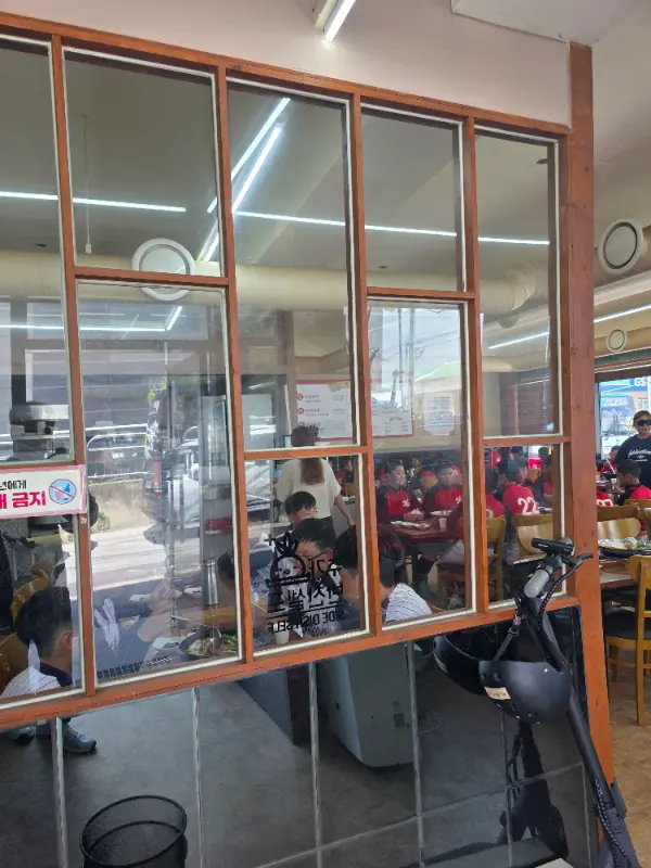 넓고 쾌적한 김이박부대찌개 내부