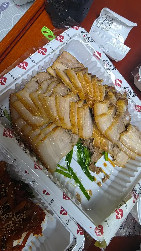 깔끔하게 포장된 족발