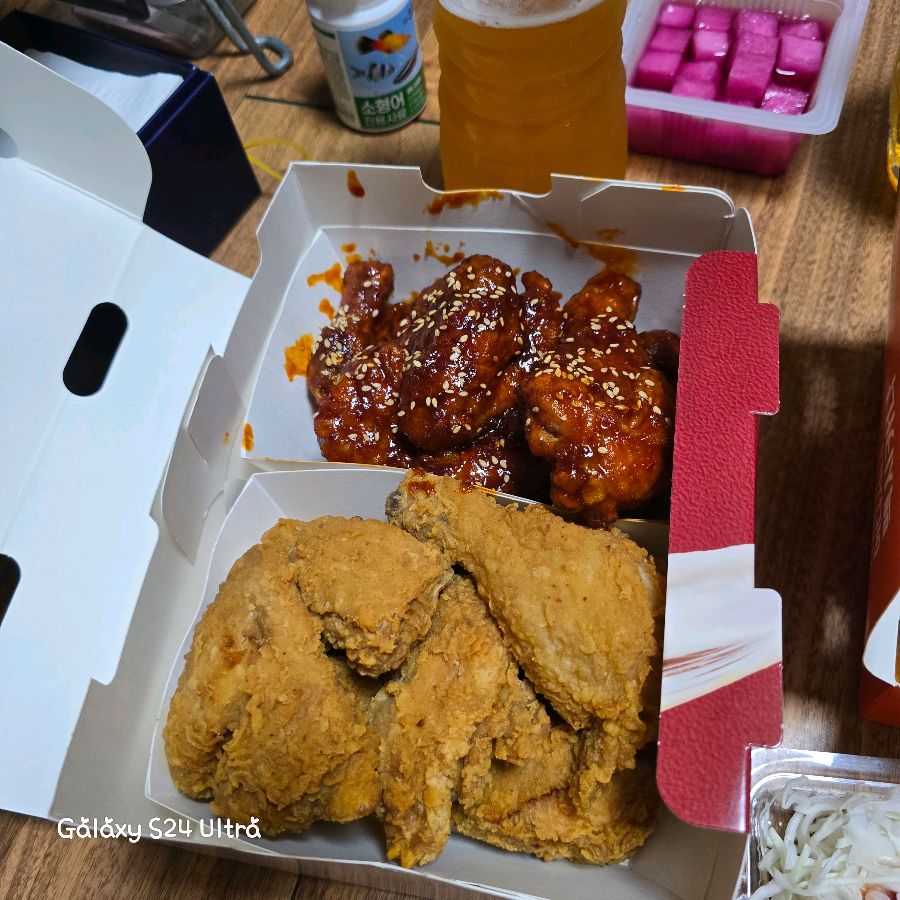 윤기가 흐르는 양념치킨과 바삭한 후라이드 치킨