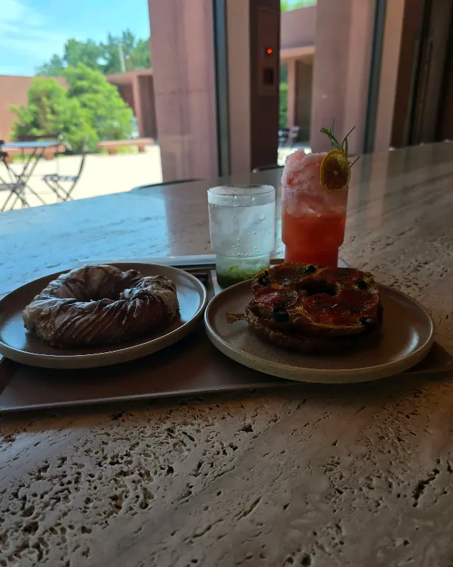 다양한 빵과 음료