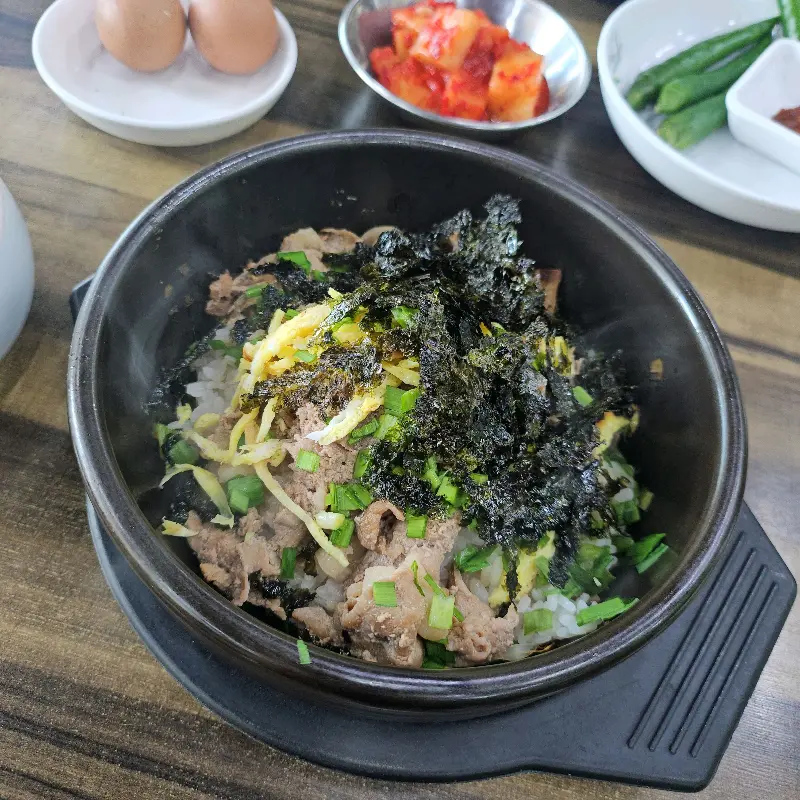 김이 모락모락 나는 비빔밥
