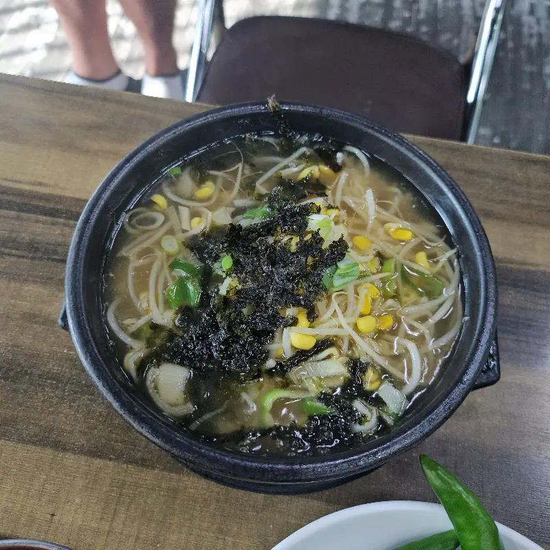 콩나물 국밥 위 김가루