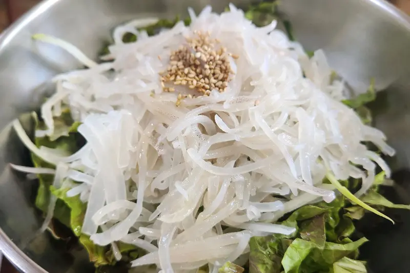 싱싱한 오징어 물회의 자태