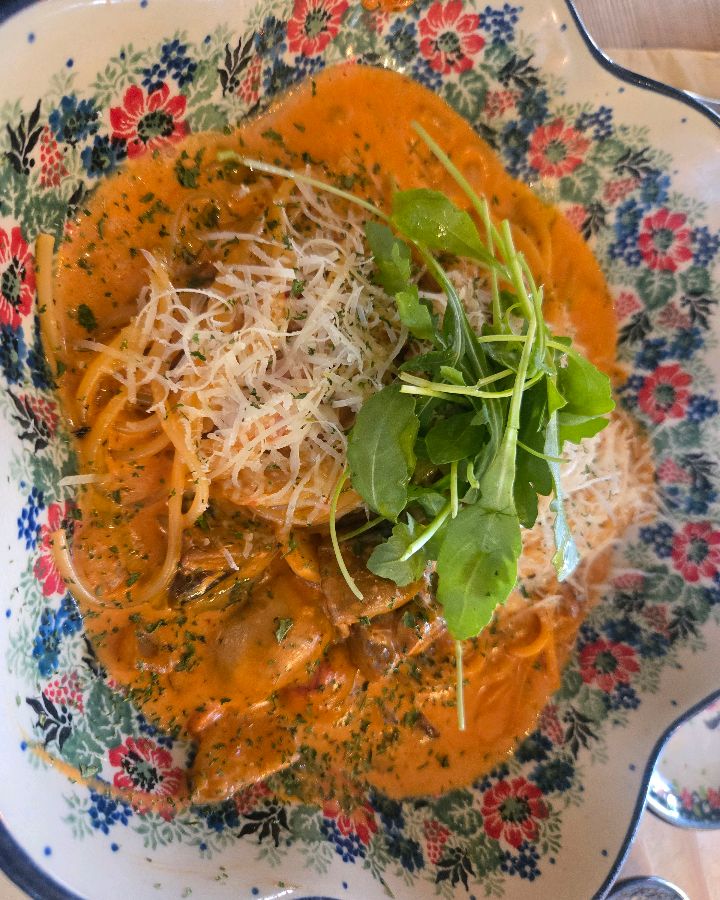 화려한 꽃무늬 접시에 담긴 파스타