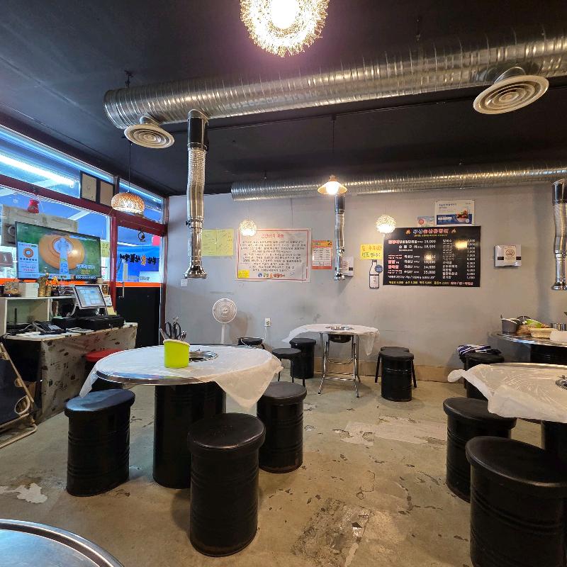 테이블 간 간격이 넓은 식당 내부