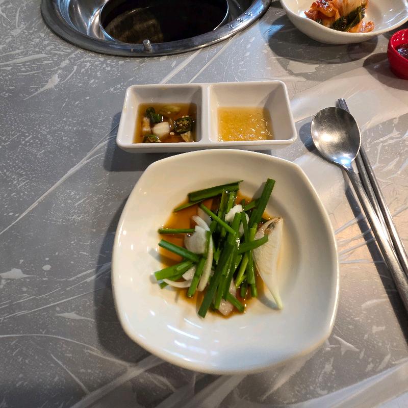 신선한 채소 곁들임