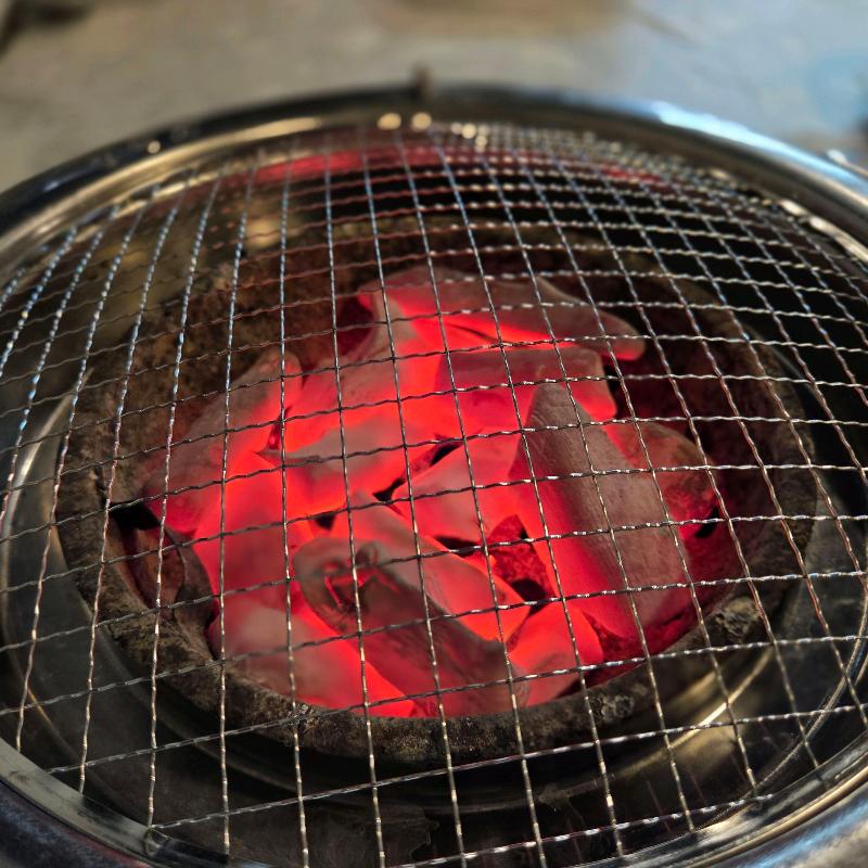 붉게 타오르는 숯