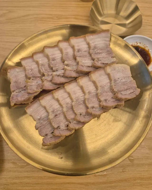 따뜻하게 데워진 놋 접시에 담겨 나온 편육