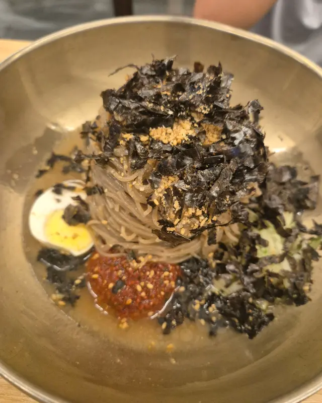 김가루가 듬뿍 올려진 물막국수