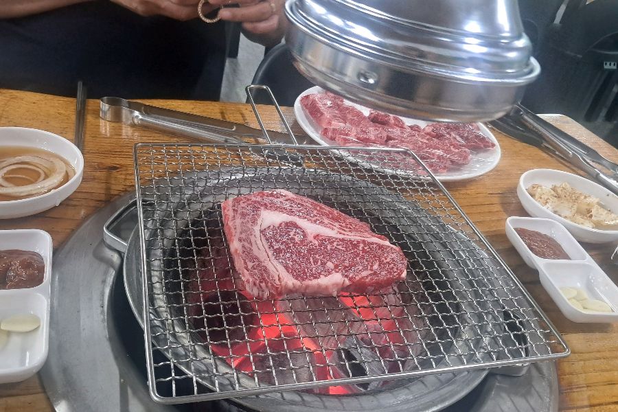 숯불에 구워지는 신선한 한우