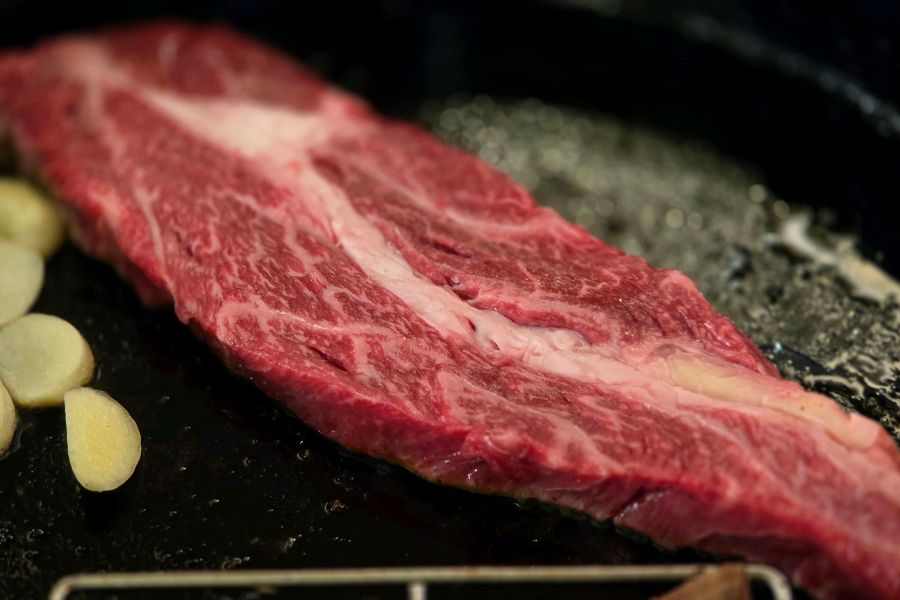 불판 위에서 익어가는 살치살