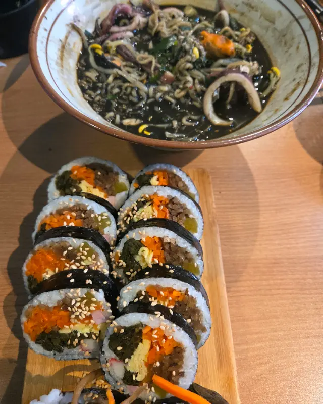 김밥과 통오징어먹물라면
