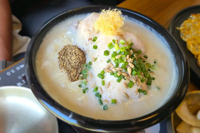 고소한 흑임자가 듬뿍 뿌려진 흑임자 삼계탕