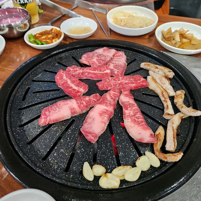 숯불 위에서 익어가는 소고기