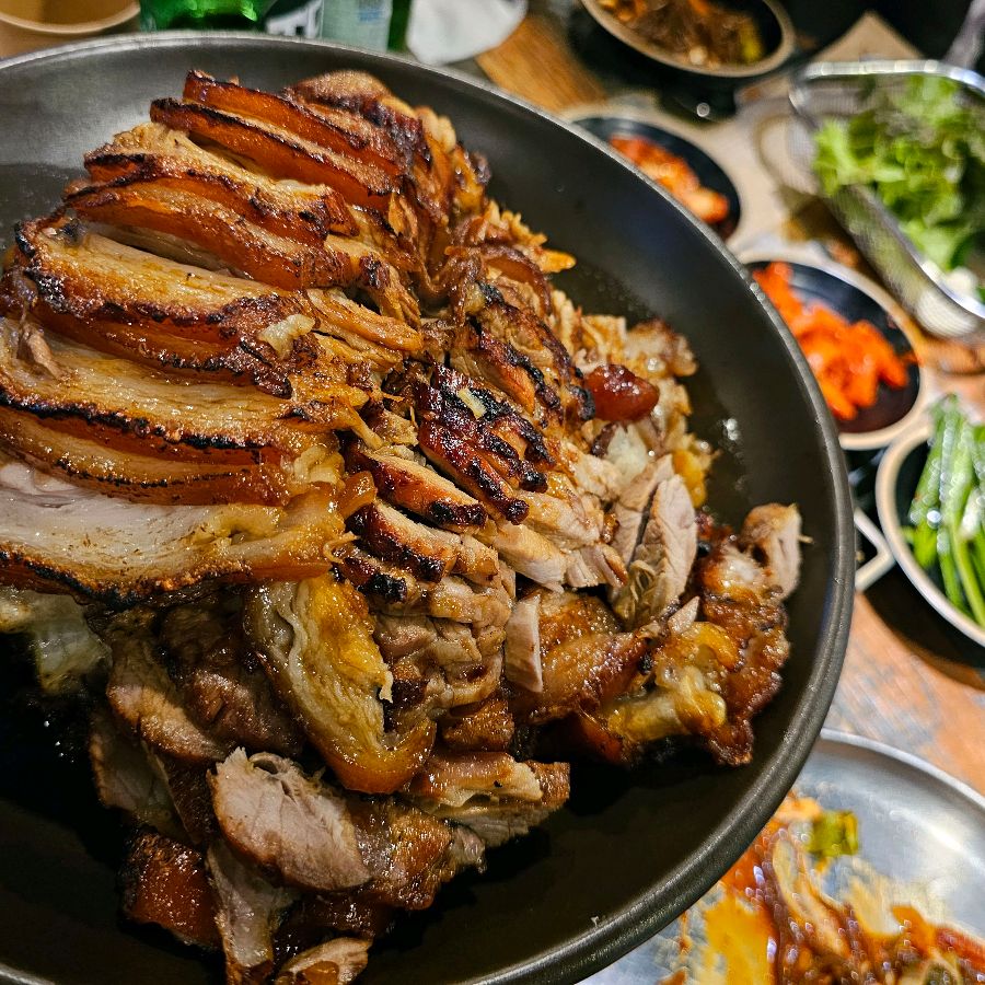 푸짐하게 차려진 화덕족발 한 상